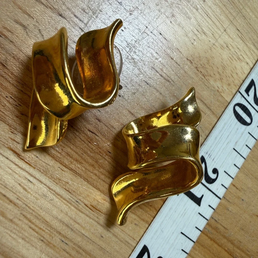 Avon‎ Ribbon Stud Earrings Gold Tone Vintage Sculptural Wavy Statement Design
